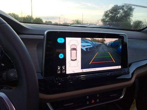 New 2026 Volkswagen Atlas Cross Sport SE image 10