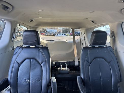 Used 2019 Chrysler Pacifica Touring-L image 9