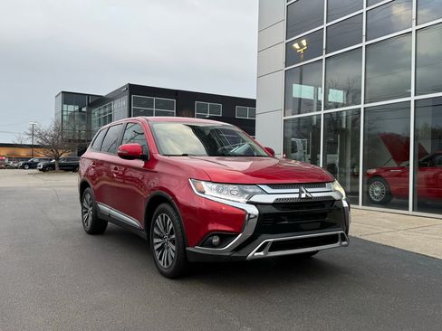 Used 2020 Mitsubishi Outlander SE image 1