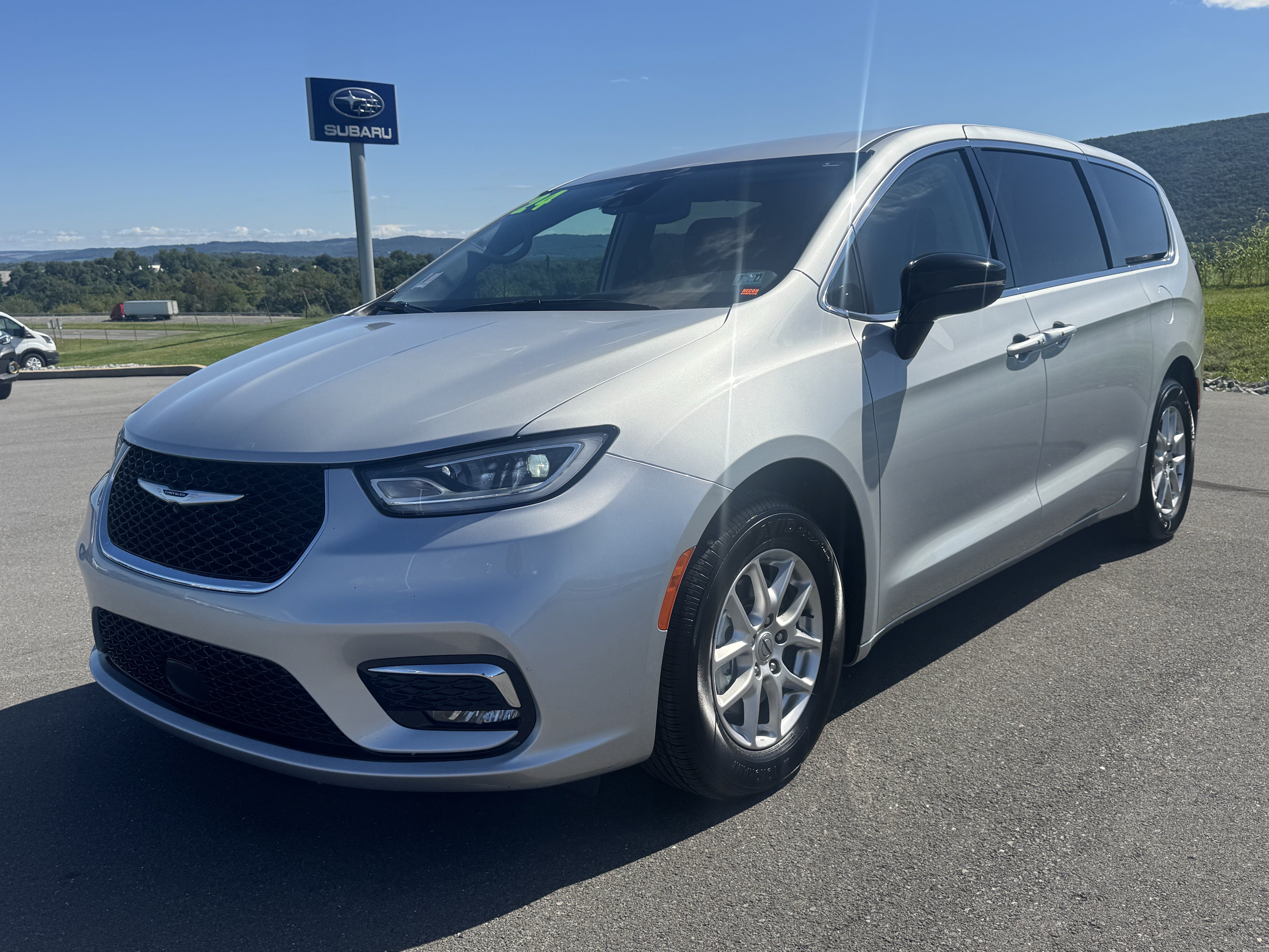 Used 2024 Chrysler Pacifica Touring-L FWD image 8