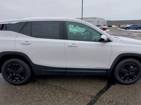 Used 2022 GMC Terrain SLE image 9