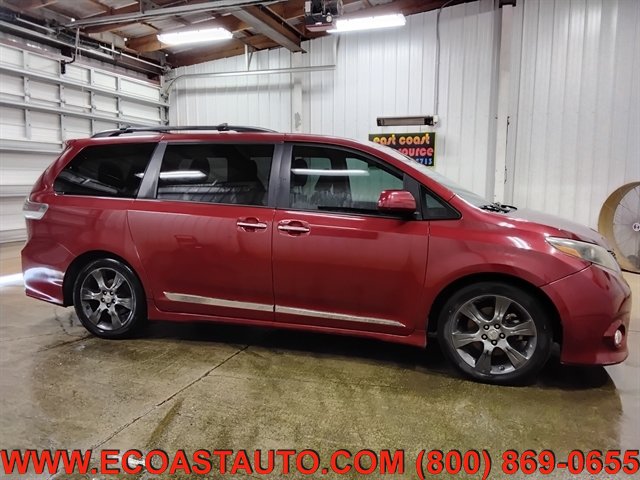 Used 2016 Toyota Sienna SE w/ SE Preferred Package FWD image 2