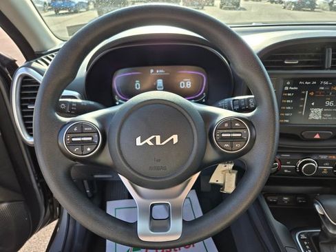 Used 2025 Kia Soul LX w/ LX Technology Package FWD image 29