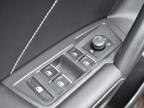 Used 2023 Volkswagen Tiguan SE image 15