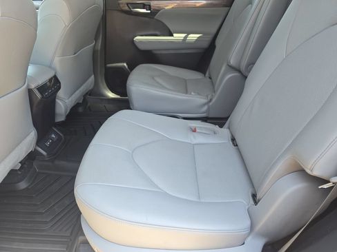 Used 2023 Toyota Highlander Limited FWD image 15