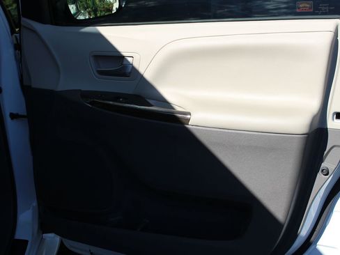 Used 2017 Toyota Sienna XLE Premium image 24