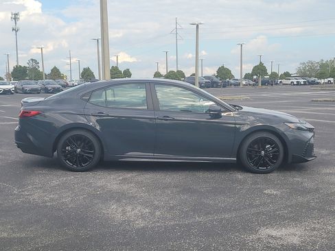 Used 2025 Toyota Camry SE image 8
