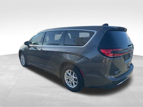 Used 2023 Chrysler Pacifica Touring-L image 3