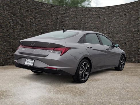 Used 2023 Hyundai Elantra Limited image 8
