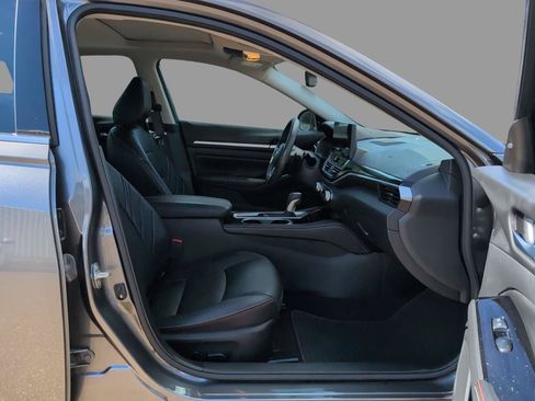 Used 2024 Nissan Altima 2.5 SR w/ SR Premium Package FWD image 17