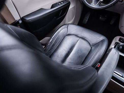 Used 2022 Chrysler Pacifica Touring-L w/ Uconnect Theater Family Group FWD image 26