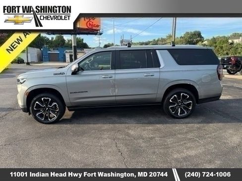 Used 2024 Chevrolet Suburban High Country AWD/4WD image 4