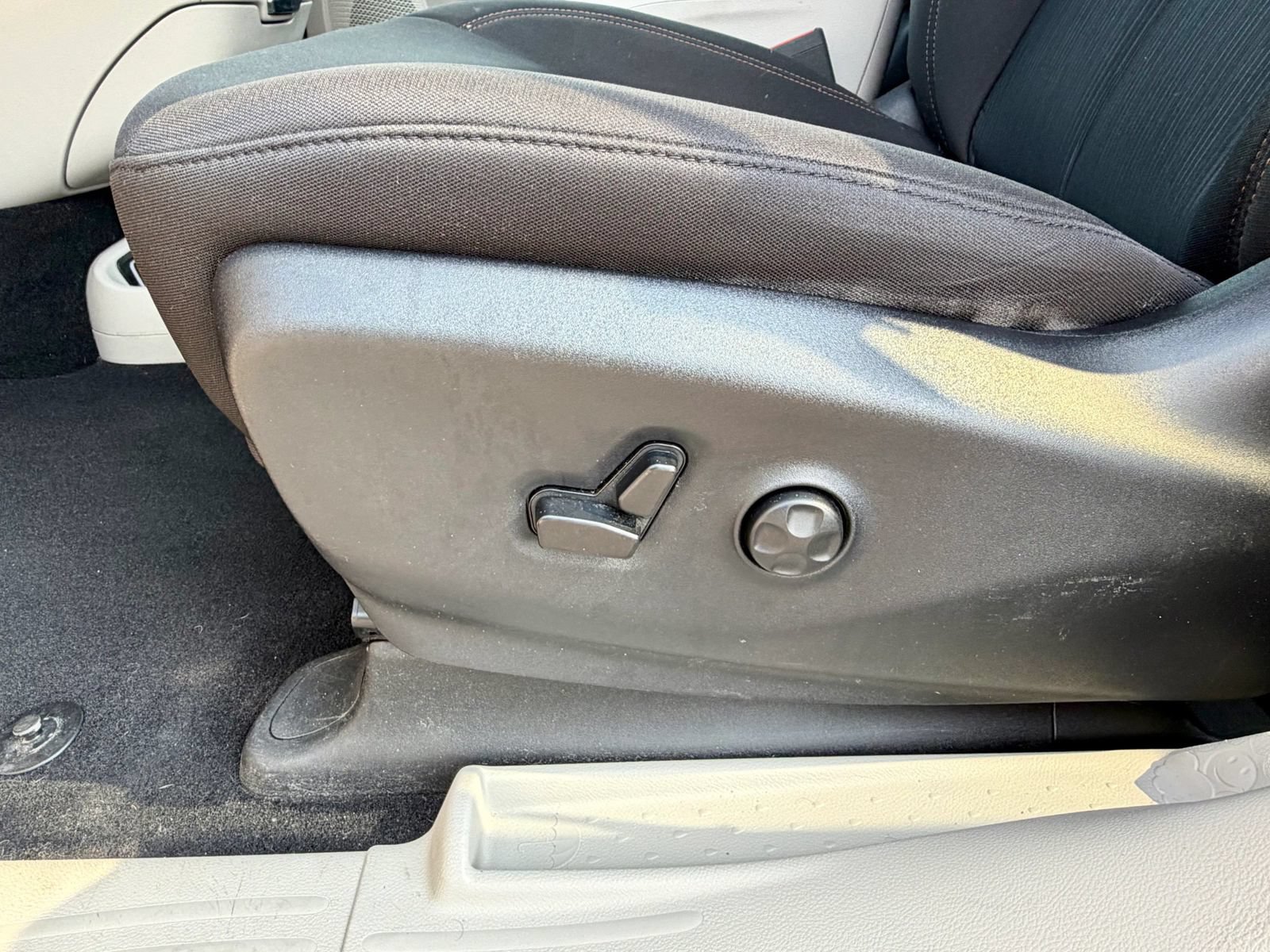 Used 2020 Chrysler Pacifica Touring w/ Tire & Wheel Group FWD image 25