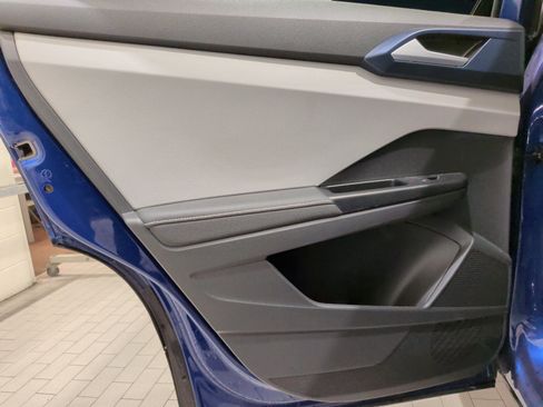 Used 2024 Volkswagen Taos SE w/ Panoramic Sunroof Package image 36