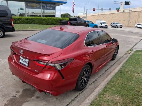 Used 2021 Toyota Camry SE w/ Convenience Package FWD image 3