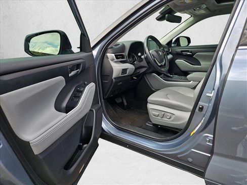 Used 2022 Toyota Highlander XLE AWD/4WD image 22