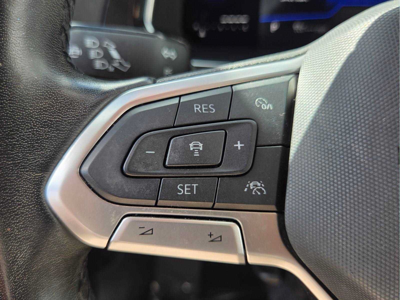 Used 2023 Volkswagen Jetta SE w/ Panoramic Sunroof Package FWD image 31