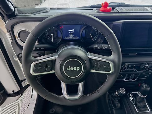 Used 2025 Jeep Wrangler Unlimited Sahara image 15