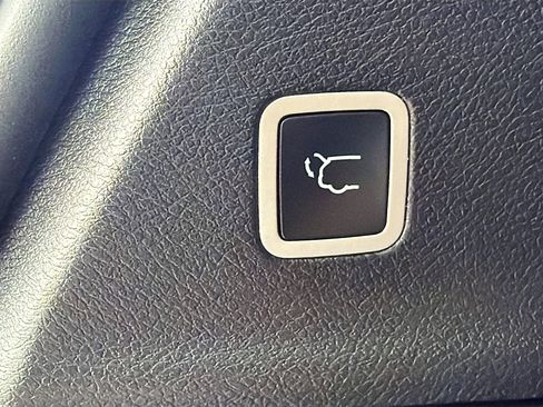 Used 2021 Chrysler Pacifica Touring-L w/ Uconnect Theater Family Group image 13