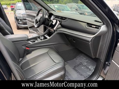 Used 2025 Jeep Grand Cherokee Limited w/ Luxury Tech Group II AWD/4WD image 17