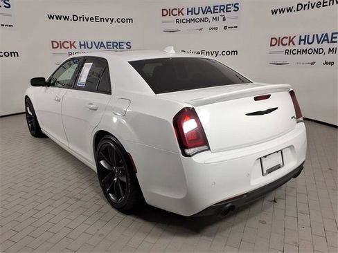 Used 2023 Chrysler 300 C image 4