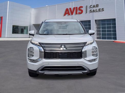Used 2025 Mitsubishi Outlander SE FWD image 2
