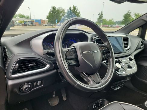 Used 2020 Chrysler Pacifica Limited w/ Advanced Safetytec Group FWD image 24