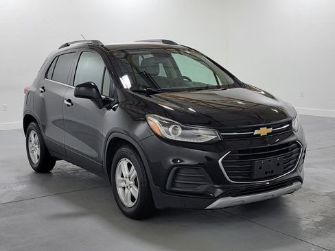 Used 2020 Chevrolet Trax LT w/ LT Convenience Package FWD image 2