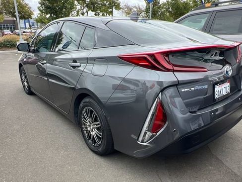 Used 2017 Toyota Prius Prime Advanced FWD image 6