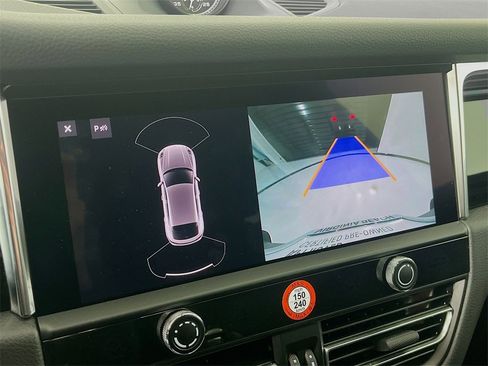 Certified 2025 Porsche Macan image 16