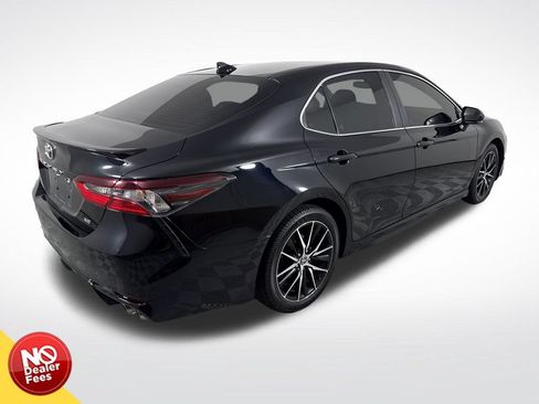 Used 2023 Toyota Camry SE FWD image 3