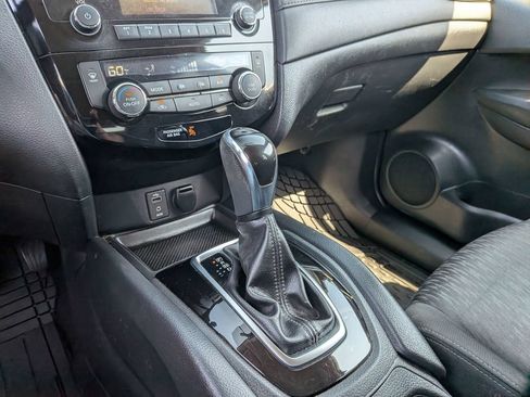 Used 2017 Nissan Rogue SV AWD/4WD image 25