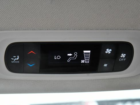 Used 2023 Chrysler Voyager LX image 40