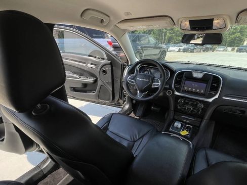 Used 2017 Chrysler 300 Limited RWD image 21