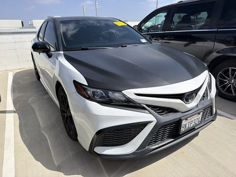 Used 2022 Toyota Camry SE FWD image 3
