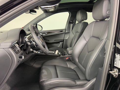 Certified 2026 Porsche Macan AWD/4WD image 5