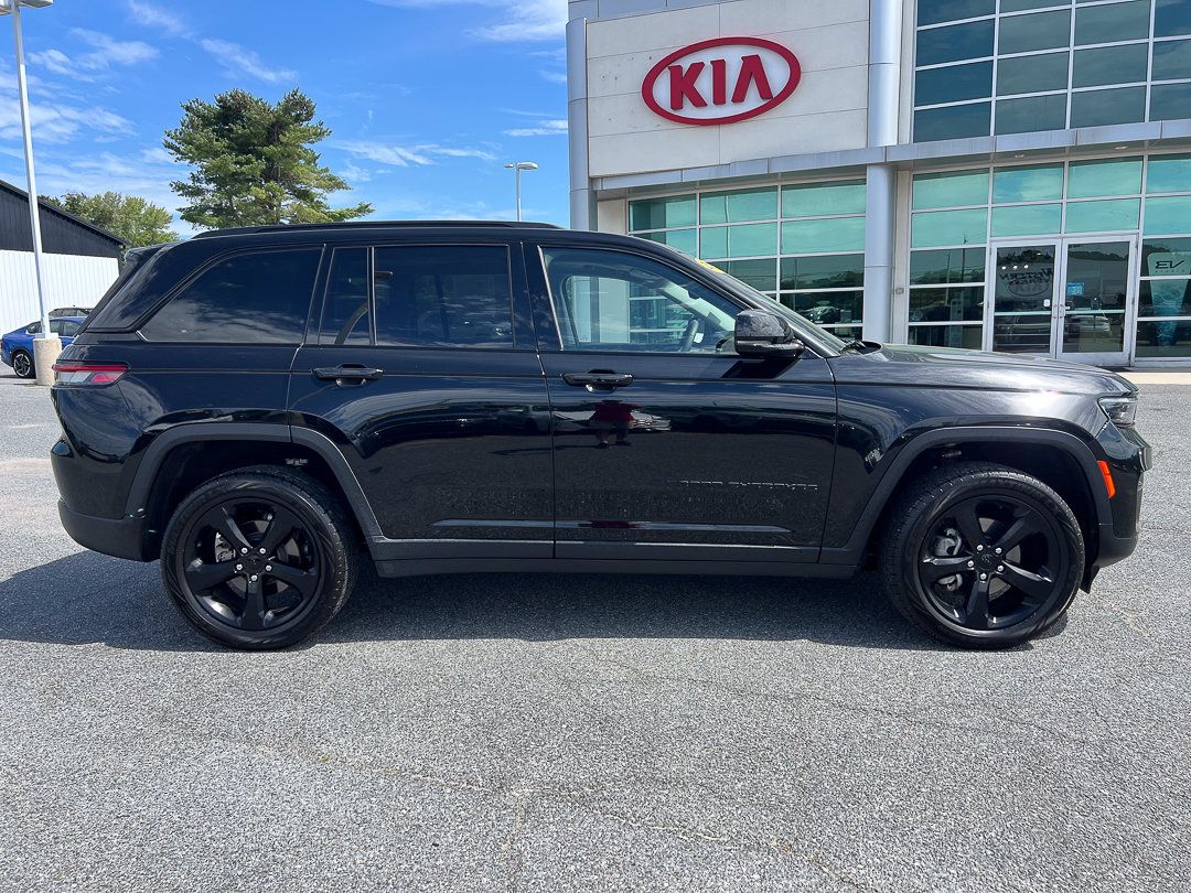 Used 2023 Jeep Grand Cherokee Limited w/ Black Appearance Package AWD/4WD image 11