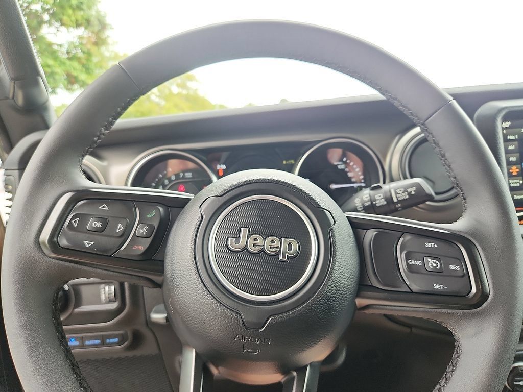 Used 2023 Jeep Wrangler Unlimited w/ Cold Weather Group AWD/4WD image 19
