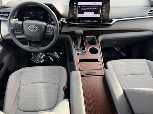 Used 2023 Toyota Sienna LE image 6
