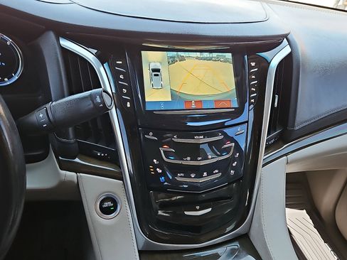 Used 2020 Cadillac Escalade Luxury AWD/4WD image 18
