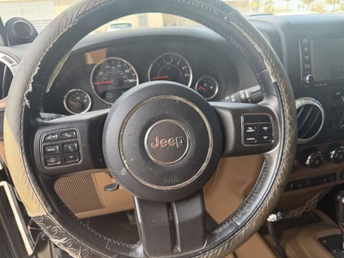 Used 2011 Jeep Wrangler Unlimited Rubicon w/ Connectivity Group AWD/4WD image 13