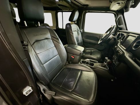 Used 2018 Jeep Wrangler Unlimited Sahara AWD/4WD image 32