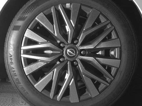 Used 2025 Nissan Altima 2.5 SV FWD image 13