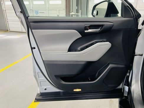Used 2023 Toyota Highlander XLE image 26