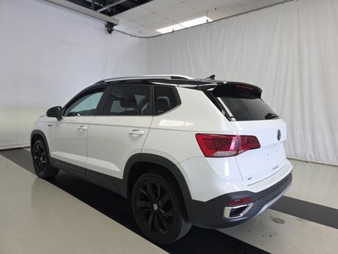 Used 2023 Volkswagen Taos SE w/ Panoramic Sunroof Package FWD image 4