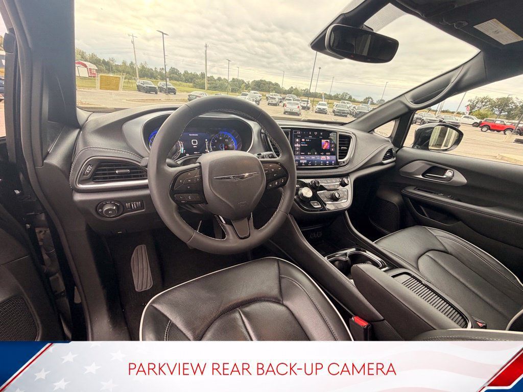 Used 2025 Chrysler Pacifica Limited AWD/4WD image 10