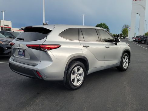 Used 2022 Toyota Highlander LE AWD/4WD image 5