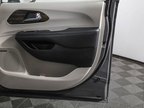 Used 2022 Chrysler Pacifica Limited image 48