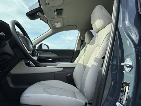 Used 2025 Toyota Grand Highlander AWD image 11