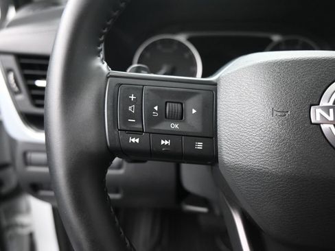 Used 2025 Nissan Rogue SV FWD image 11